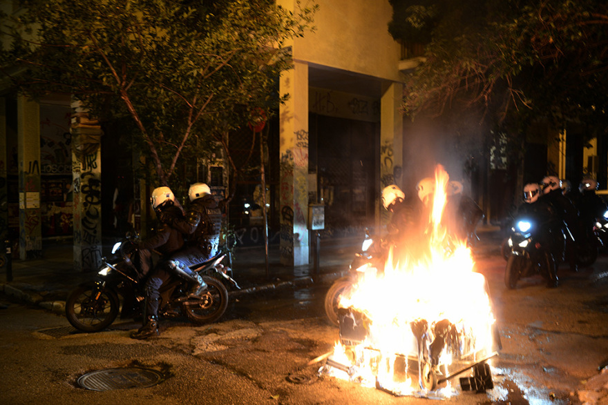 Επεισόδια με μολότοφ στα Εξάρχεια και κυνηγητό αστυνομικών-αντιεξουσιαστών στον Ηλεκτρικό στην Ομόνοια (βίντεο + φωτογραφίες)