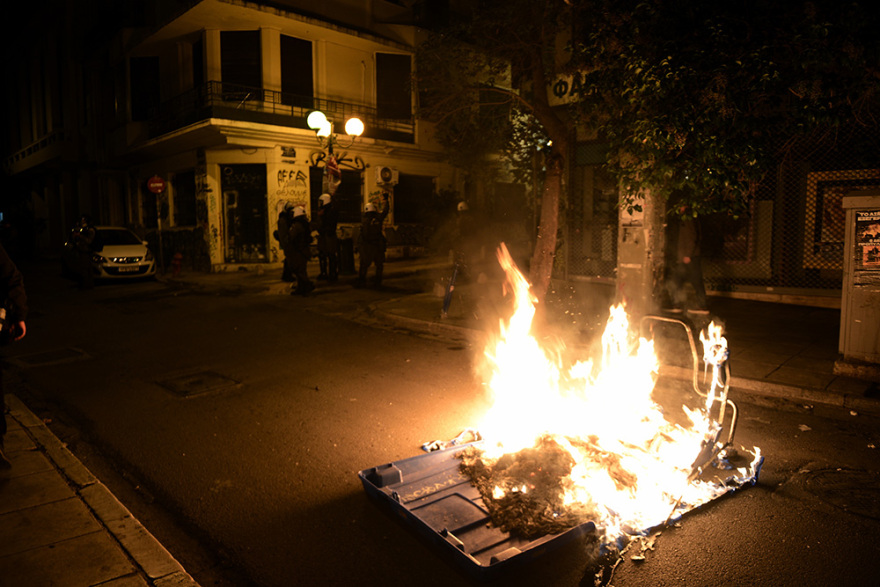 Επεισόδια με μολότοφ στα Εξάρχεια και κυνηγητό αστυνομικών-αντιεξουσιαστών στον Ηλεκτρικό στην Ομόνοια (βίντεο + φωτογραφίες)