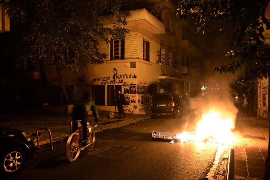 Επεισόδια με μολότοφ στα Εξάρχεια και κυνηγητό αστυνομικών-αντιεξουσιαστών στον Ηλεκτρικό στην Ομόνοια (βίντεο + φωτογραφίες)