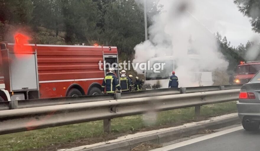 Θεσσαλονίκη: Φωτιά ξέσπασε σε σχολικό λεωφορείο - Απομακρύνθηκαν έγκαιρα τα παιδιά