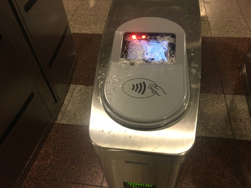 Επεισόδια με μολότοφ στα Εξάρχεια και κυνηγητό αστυνομικών-αντιεξουσιαστών στον Ηλεκτρικό στην Ομόνοια (βίντεο + φωτογραφίες)