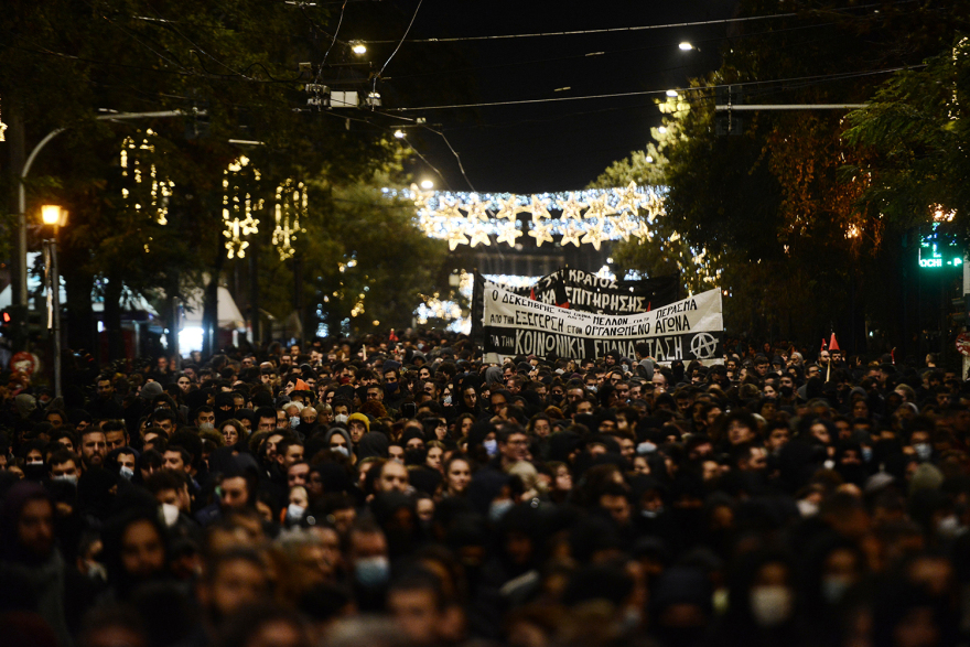 Επέτειος Γρηγορόπουλου: Πλήθος διαδηλωτών στην πορεία - Αποκλεισμένο το κέντρο της Αθήνας