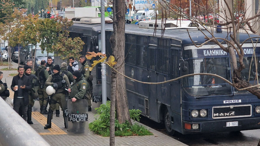 Θεσσαλονίκη: Ρομά επιτέθηκαν με ξύλα και πέτρες έξω από τα δικαστήρια - Κακουργηματική δίωξη στον 34χρονο αστυνομικό