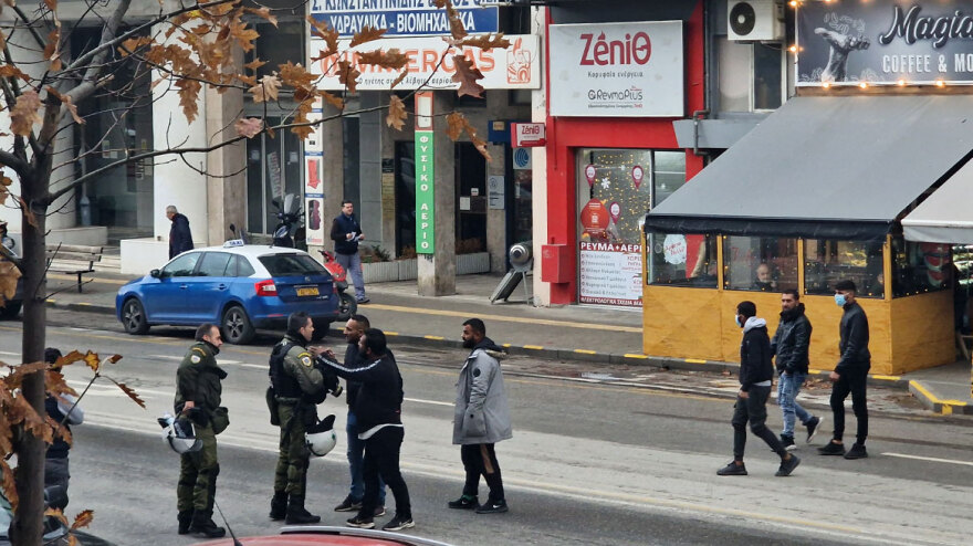 Θεσσαλονίκη: Ρομά επιτέθηκαν με ξύλα και πέτρες έξω από τα δικαστήρια - Κακουργηματική δίωξη στον 34χρονο αστυνομικό