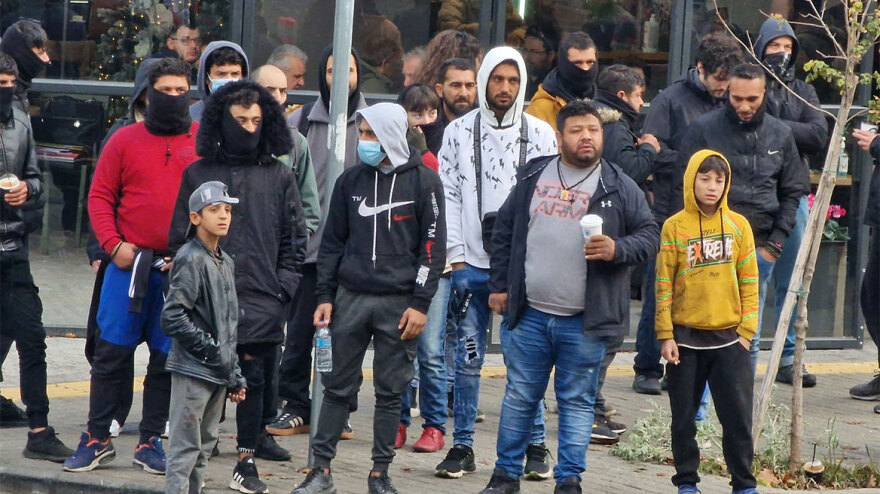 Θεσσαλονίκη: Ρομά επιτέθηκαν με ξύλα και πέτρες έξω από τα δικαστήρια - Κακουργηματική δίωξη στον 34χρονο αστυνομικό