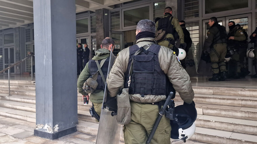 Θεσσαλονίκη: Ρομά επιτέθηκαν με ξύλα και πέτρες έξω από τα δικαστήρια - Κακουργηματική δίωξη στον 34χρονο αστυνομικό