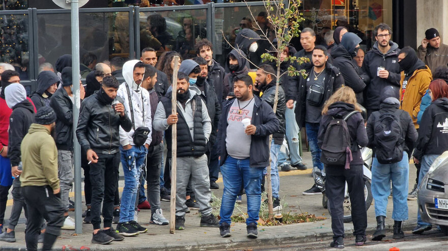 Θεσσαλονίκη: Ρομά επιτέθηκαν με ξύλα και πέτρες έξω από τα δικαστήρια - Κακουργηματική δίωξη στον 34χρονο αστυνομικό