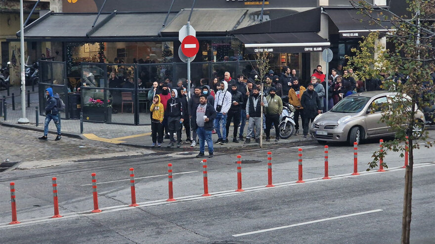 Θεσσαλονίκη: Ρομά επιτέθηκαν με ξύλα και πέτρες έξω από τα δικαστήρια - Κακουργηματική δίωξη στον 34χρονο αστυνομικό