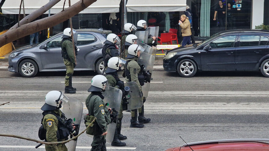 Θεσσαλονίκη: Ρομά επιτέθηκαν με ξύλα και πέτρες έξω από τα δικαστήρια - Κακουργηματική δίωξη στον 34χρονο αστυνομικό