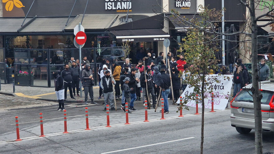 Θεσσαλονίκη: Ρομά επιτέθηκαν με ξύλα και πέτρες έξω από τα δικαστήρια - Κακουργηματική δίωξη στον 34χρονο αστυνομικό