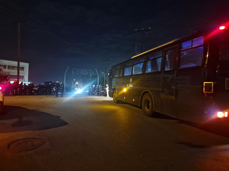 Θεσσαλονίκη: Ρομά επιτέθηκαν με μολότοφ στο κτίριο της Οικονομικής Αστυνομίας - Δείτε βίντεο