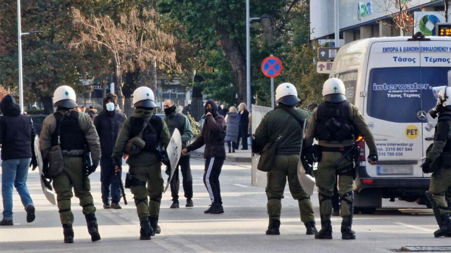 Θεσσαλονίκη: Ρομά επιτέθηκαν με ξύλα και πέτρες έξω από τα δικαστήρια - Κακουργηματική δίωξη στον 34χρονο αστυνομικό