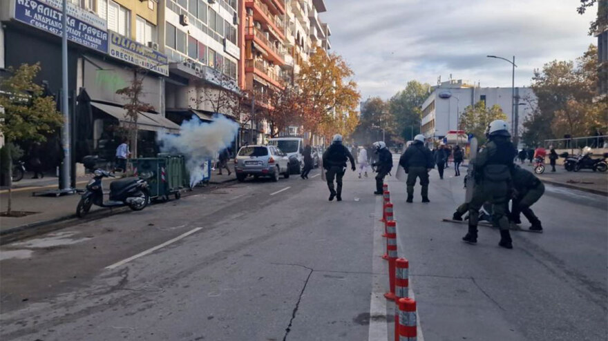 Θεσσαλονίκη: Ρομά επιτέθηκαν με ξύλα και πέτρες έξω από τα δικαστήρια - Κακουργηματική δίωξη στον 34χρονο αστυνομικό