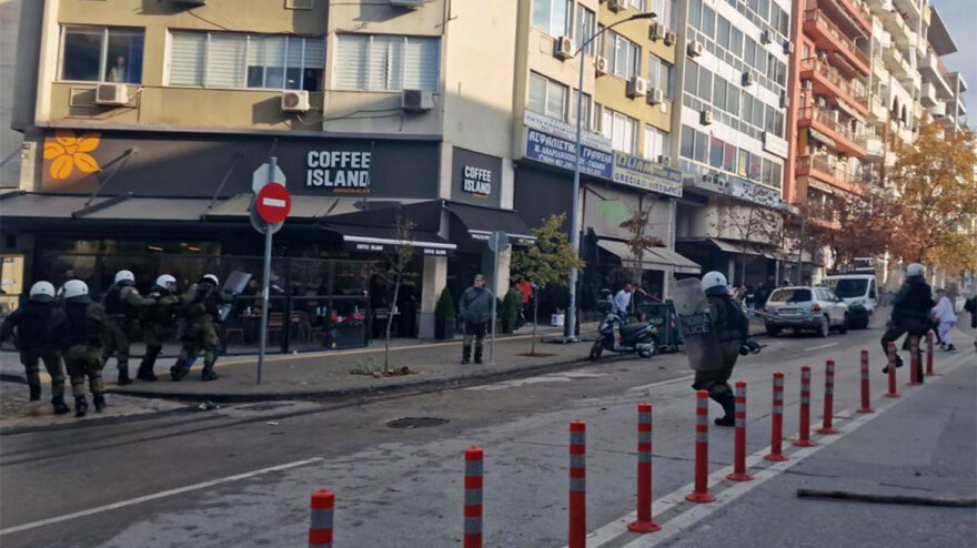 Θεσσαλονίκη: Ρομά επιτέθηκαν με ξύλα και πέτρες έξω από τα δικαστήρια - Κακουργηματική δίωξη στον 34χρονο αστυνομικό