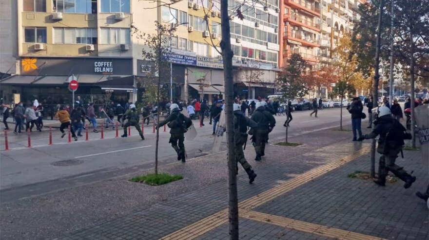 Θεσσαλονίκη: Ρομά επιτέθηκαν με ξύλα και πέτρες έξω από τα δικαστήρια - Κακουργηματική δίωξη στον 34χρονο αστυνομικό