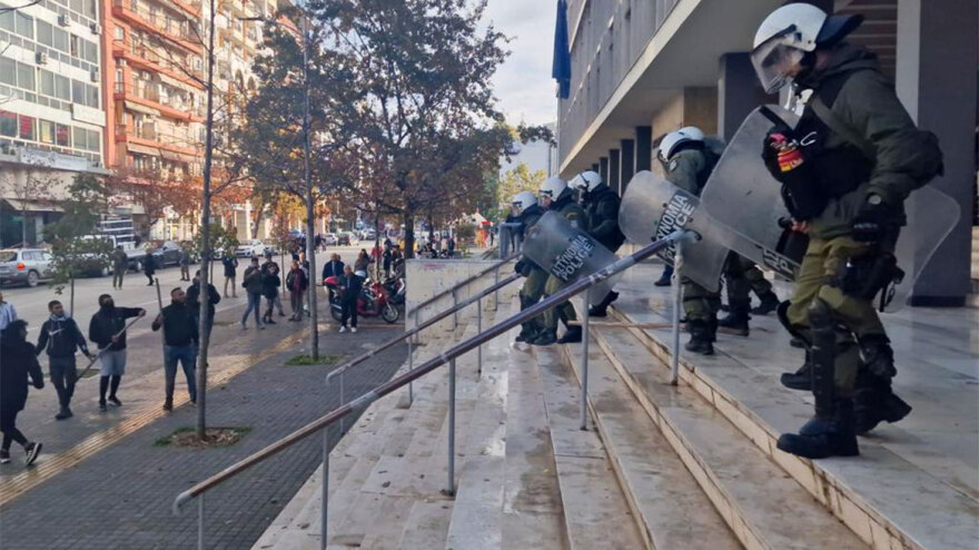 Θεσσαλονίκη: Ρομά επιτέθηκαν με ξύλα και πέτρες έξω από τα δικαστήρια - Κακουργηματική δίωξη στον 34χρονο αστυνομικό