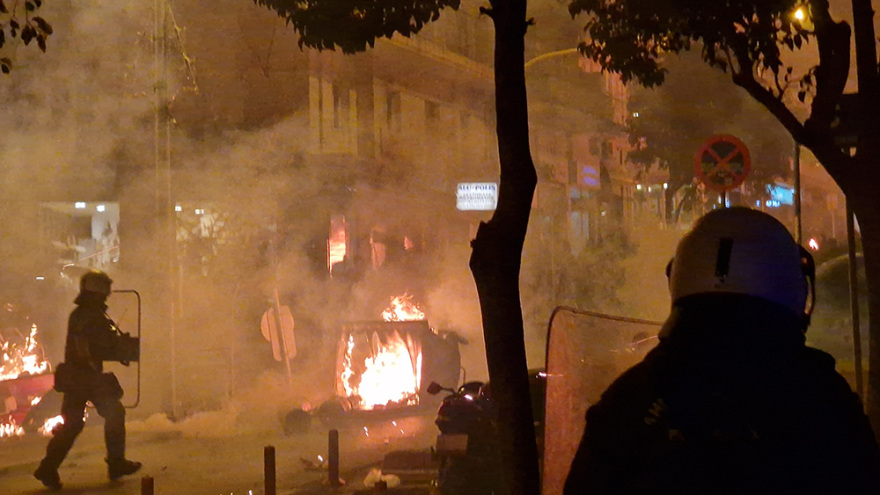 Πεδία μάχης Θεσσαλονίκη και Αθήνα με φωτιές και μολότοφ μετά τις πορείες για τον Γρηγορόπουλο (βίντεο + φωτό) 