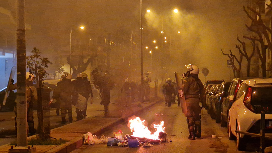 Πεδία μάχης Θεσσαλονίκη και Αθήνα με φωτιές και μολότοφ μετά τις πορείες για τον Γρηγορόπουλο (βίντεο + φωτό) 