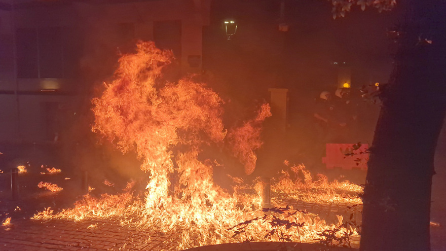 Πεδία μάχης Θεσσαλονίκη και Αθήνα με φωτιές και μολότοφ μετά τις πορείες για τον Γρηγορόπουλο (βίντεο + φωτό) 