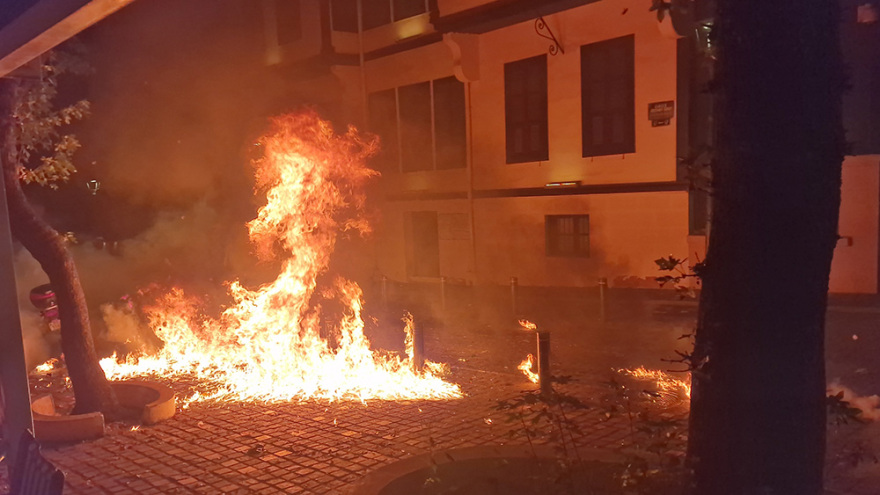 Πεδία μάχης Θεσσαλονίκη και Αθήνα με φωτιές και μολότοφ μετά τις πορείες για τον Γρηγορόπουλο (βίντεο + φωτό) 