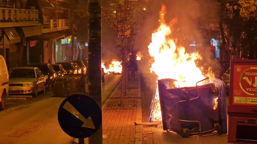 Πεδία μάχης Θεσσαλονίκη και Αθήνα με φωτιές και μολότοφ μετά τις πορείες για τον Γρηγορόπουλο (βίντεο + φωτό) 
