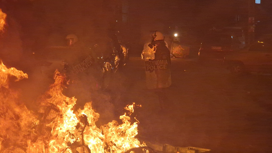 Πεδία μάχης Θεσσαλονίκη και Αθήνα με φωτιές και μολότοφ μετά τις πορείες για τον Γρηγορόπουλο (βίντεο + φωτό) 
