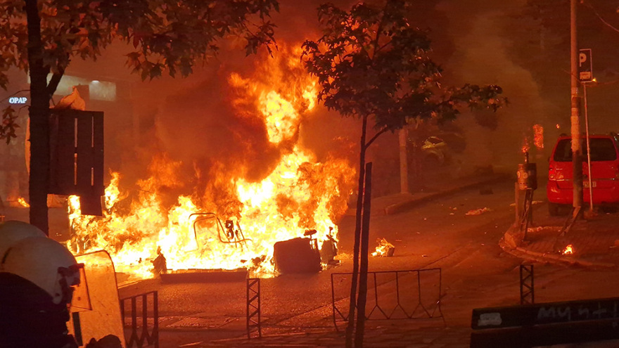 Πεδία μάχης Θεσσαλονίκη και Αθήνα με φωτιές και μολότοφ μετά τις πορείες για τον Γρηγορόπουλο (βίντεο + φωτό) 