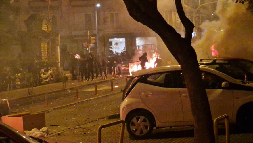 Πεδία μάχης Θεσσαλονίκη και Αθήνα με φωτιές και μολότοφ μετά τις πορείες για τον Γρηγορόπουλο (βίντεο + φωτό) 