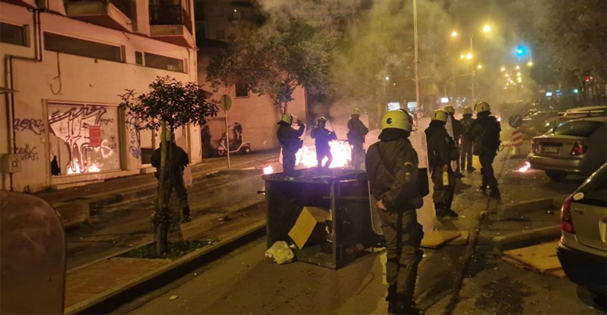 Πεδία μάχης Θεσσαλονίκη και Αθήνα με φωτιές και μολότοφ μετά τις πορείες για τον Γρηγορόπουλο (βίντεο + φωτό) 
