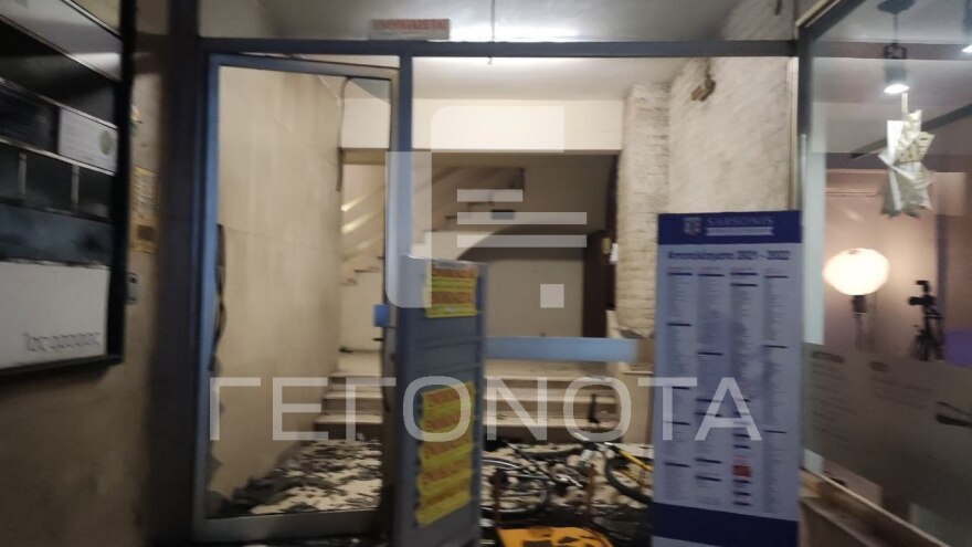 Επέτειος δολοφονίας Γρηγορόπουλου: Επίθεση στα γραφεία της ΝΔ στο Βόλο κατά τη διάρκεια της πορείας