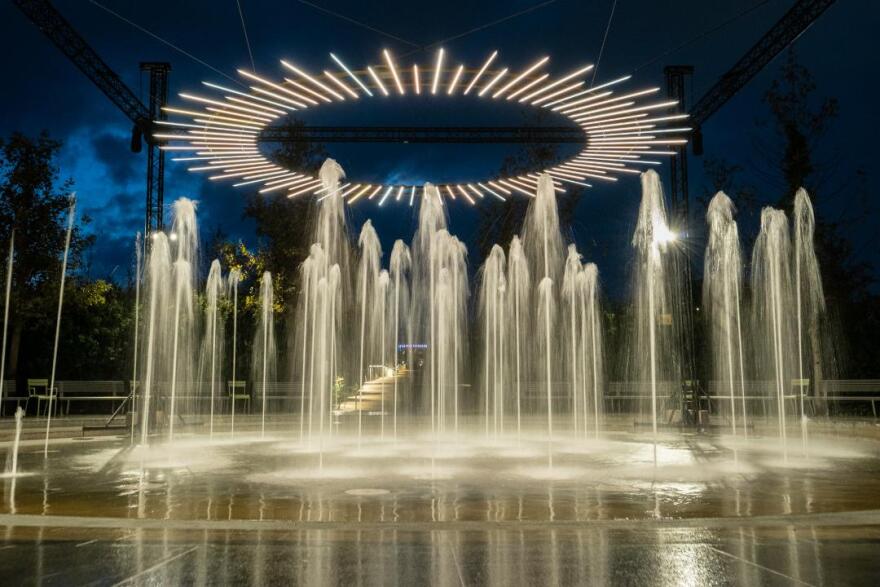 Κέντρο Πολιτισμού Ίδρυμα Σταύρος Νιάρχος: Οι φωτιστικές εγκαταστάσεις που απογειώνουν το εορταστικό σκηνικό