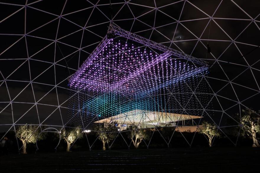 Κέντρο Πολιτισμού Ίδρυμα Σταύρος Νιάρχος: Οι φωτιστικές εγκαταστάσεις που απογειώνουν το εορταστικό σκηνικό