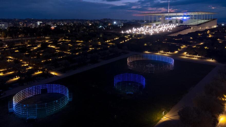 Κέντρο Πολιτισμού Ίδρυμα Σταύρος Νιάρχος: Οι φωτιστικές εγκαταστάσεις που απογειώνουν το εορταστικό σκηνικό