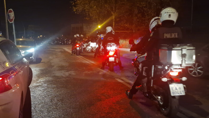 Θεσσαλονίκη: «Βομβαρδισμένο» τοπίο μετά τα επεισόδια - Στο χειρουργείο αστυνομικός