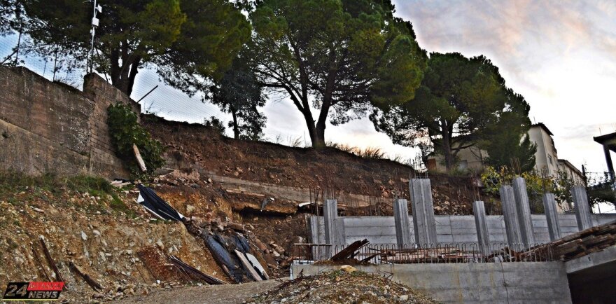 Ηλεία: Κατέρρευσε τμήμα του τοιχίου αντιστήριξης σε Δημοτικό Σχολείου χωριού της περιοχής (φωτογραφίες)