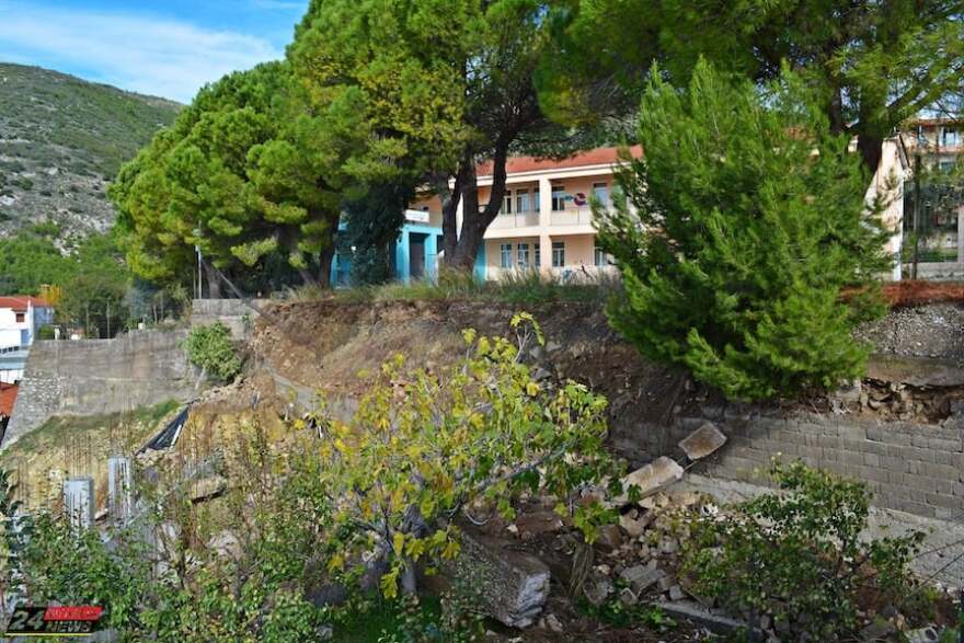 Ηλεία: Κατέρρευσε τμήμα του τοιχίου αντιστήριξης σε Δημοτικό Σχολείου χωριού της περιοχής (φωτογραφίες)