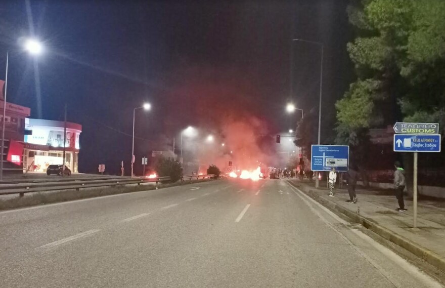 Αγρίνιο: Έκτροπα από Ρομά - Έκαψαν κάδους και πετούσαν πέτρες σε αστυνομικούς