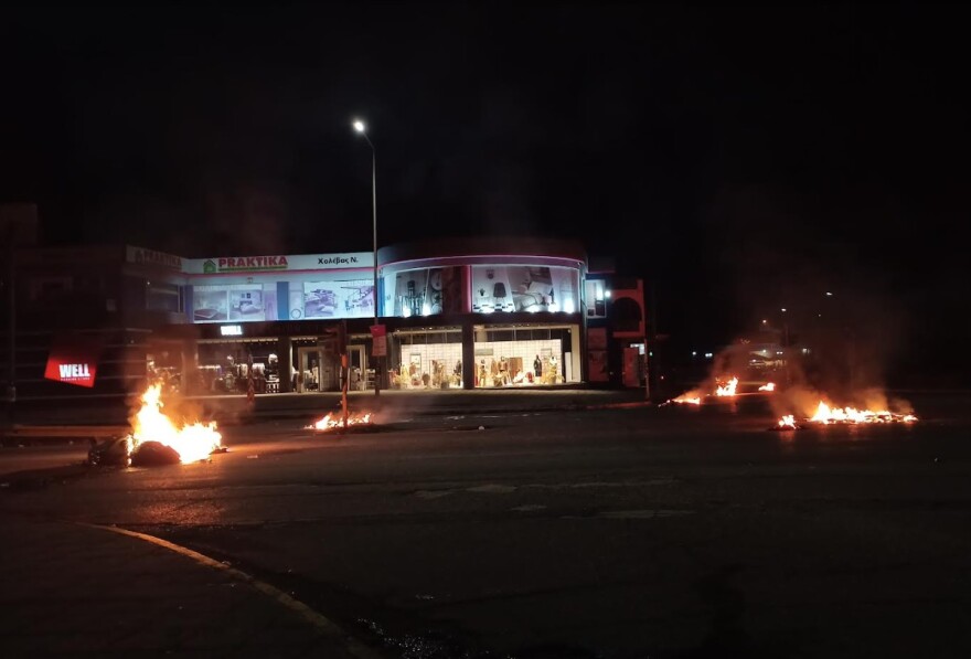 Αγρίνιο: Έκτροπα από Ρομά - Έκαψαν κάδους και πετούσαν πέτρες σε αστυνομικούς