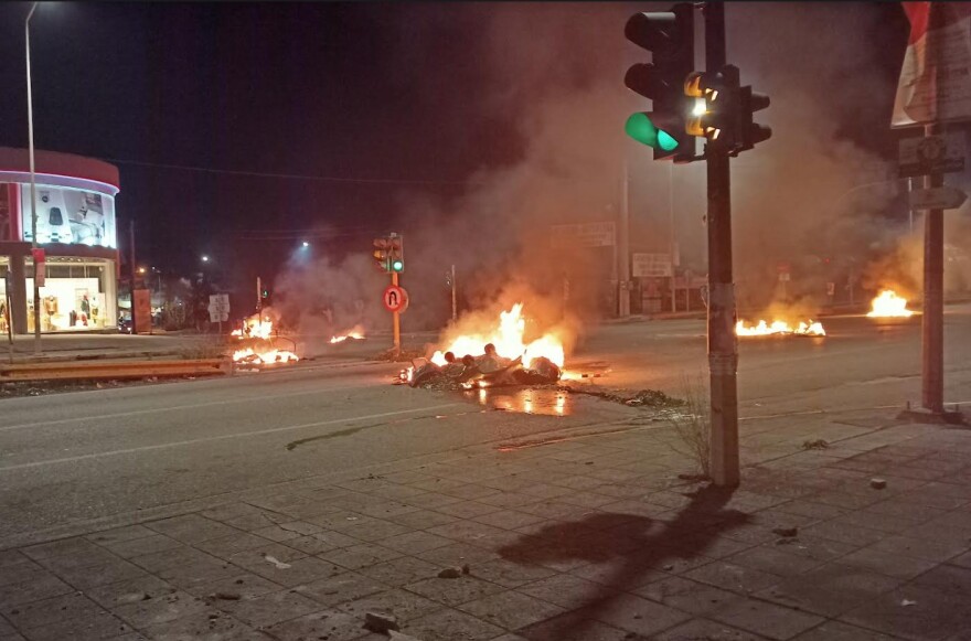 Αγρίνιο: Έκτροπα από Ρομά - Έκαψαν κάδους και πετούσαν πέτρες σε αστυνομικούς