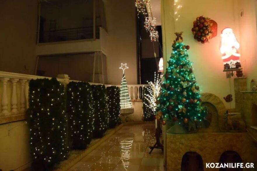 Κοζάνη: Σπίτι φωταγωγήθηκε με 10.000 λαμπιόνια