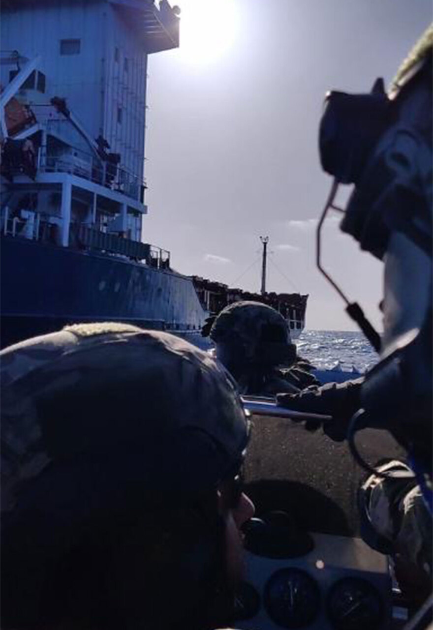 Επιχείρηση Ειρήνη: Ρεσάλτο Ελλήνων βατραχανθρώπων του ΠΝ σε ύποπτα πλοία ανοιχτά της Λιβύης – Βίντεο και φωτογραφίες