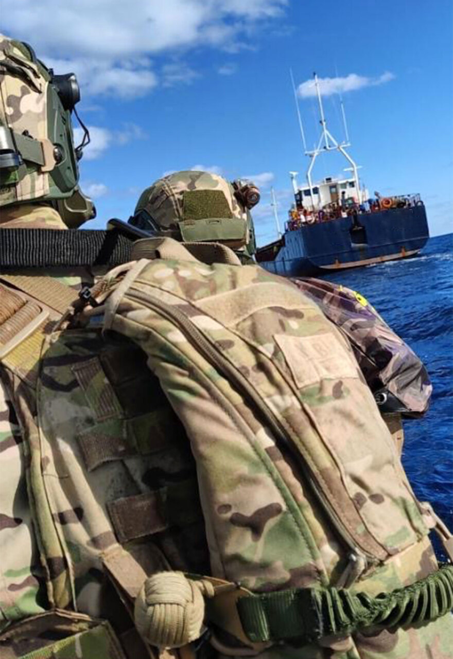 Επιχείρηση Ειρήνη: Ρεσάλτο Ελλήνων βατραχανθρώπων του ΠΝ σε ύποπτα πλοία ανοιχτά της Λιβύης – Βίντεο και φωτογραφίες