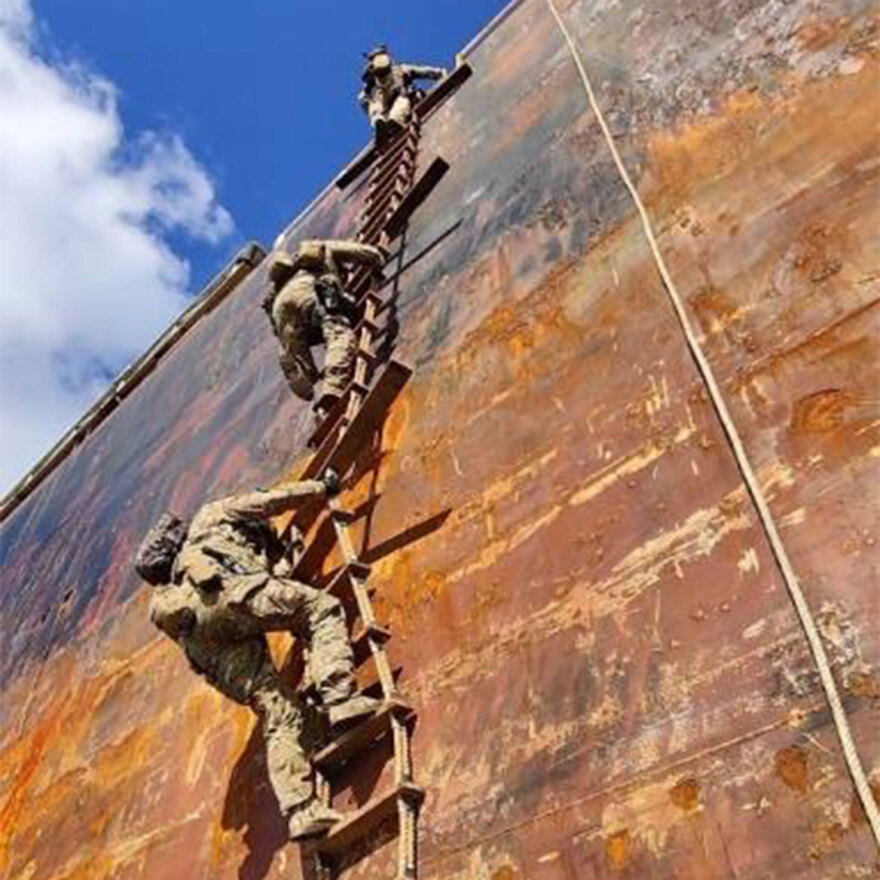 Επιχείρηση Ειρήνη: Ρεσάλτο Ελλήνων βατραχανθρώπων του ΠΝ σε ύποπτα πλοία ανοιχτά της Λιβύης – Βίντεο και φωτογραφίες