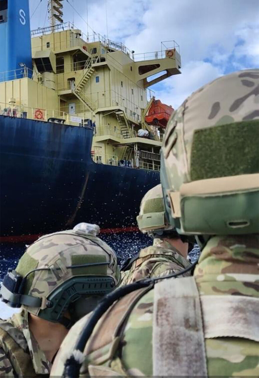 Επιχείρηση Ειρήνη: Ρεσάλτο Ελλήνων βατραχανθρώπων του ΠΝ σε ύποπτα πλοία ανοιχτά της Λιβύης – Βίντεο και φωτογραφίες