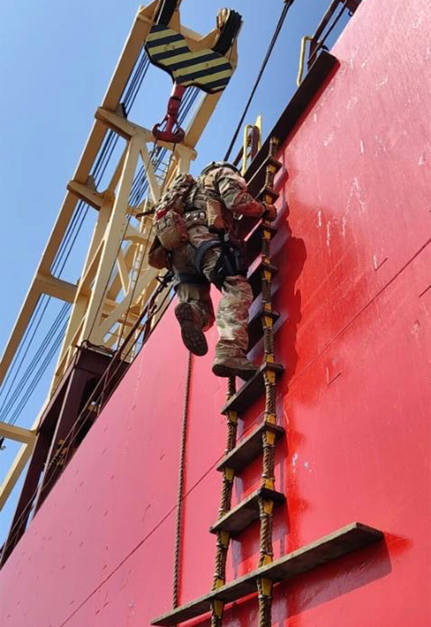 Επιχείρηση Ειρήνη: Ρεσάλτο Ελλήνων βατραχανθρώπων του ΠΝ σε ύποπτα πλοία ανοιχτά της Λιβύης – Βίντεο και φωτογραφίες