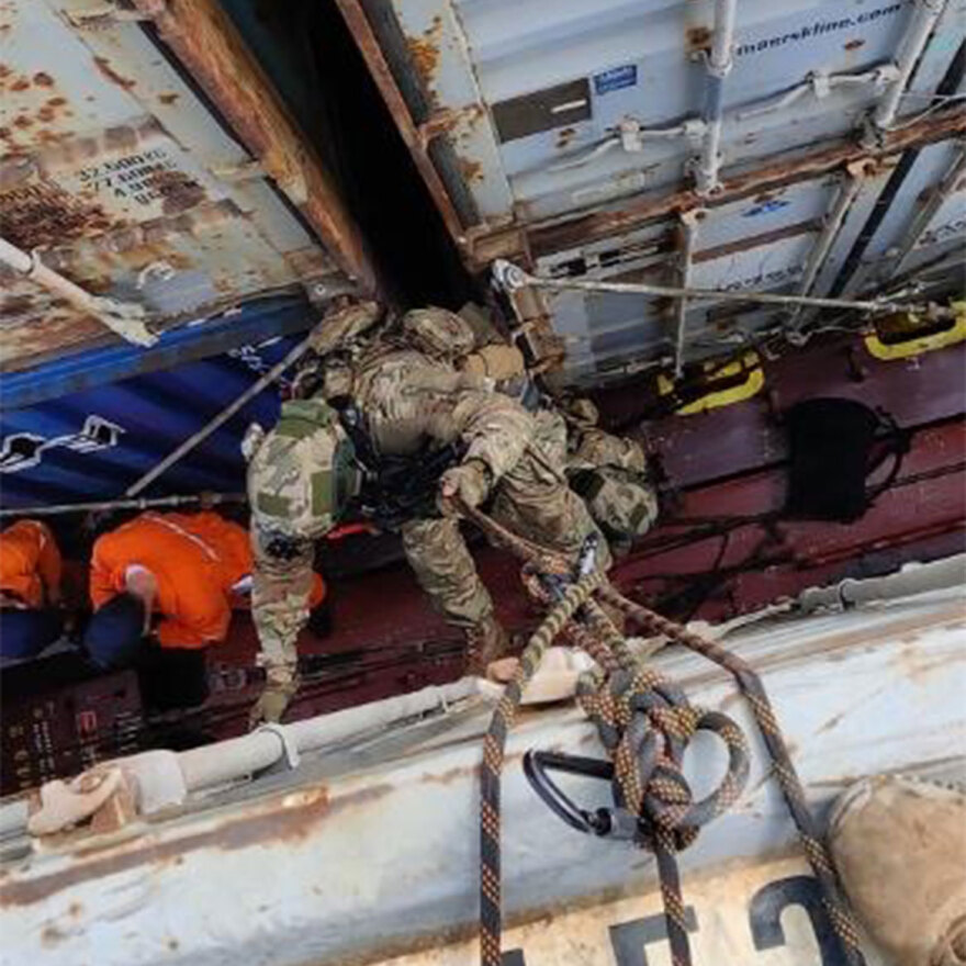 Επιχείρηση Ειρήνη: Ρεσάλτο Ελλήνων βατραχανθρώπων του ΠΝ σε ύποπτα πλοία ανοιχτά της Λιβύης – Βίντεο και φωτογραφίες