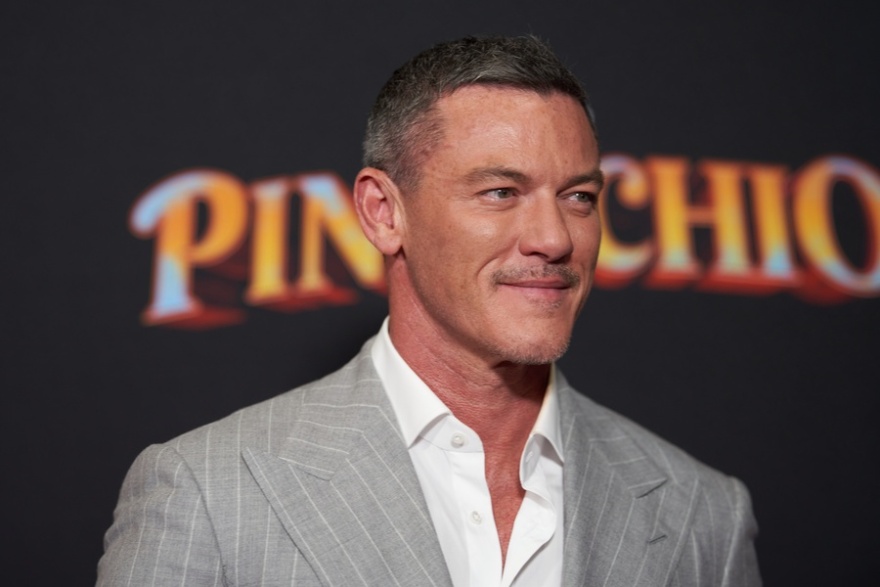 Λουκ Έβανς: Θα παρουσιάσει χριστουγεννιάτικο αφιέρωμα στο BBC με την οικογένεια και τους φίλους του