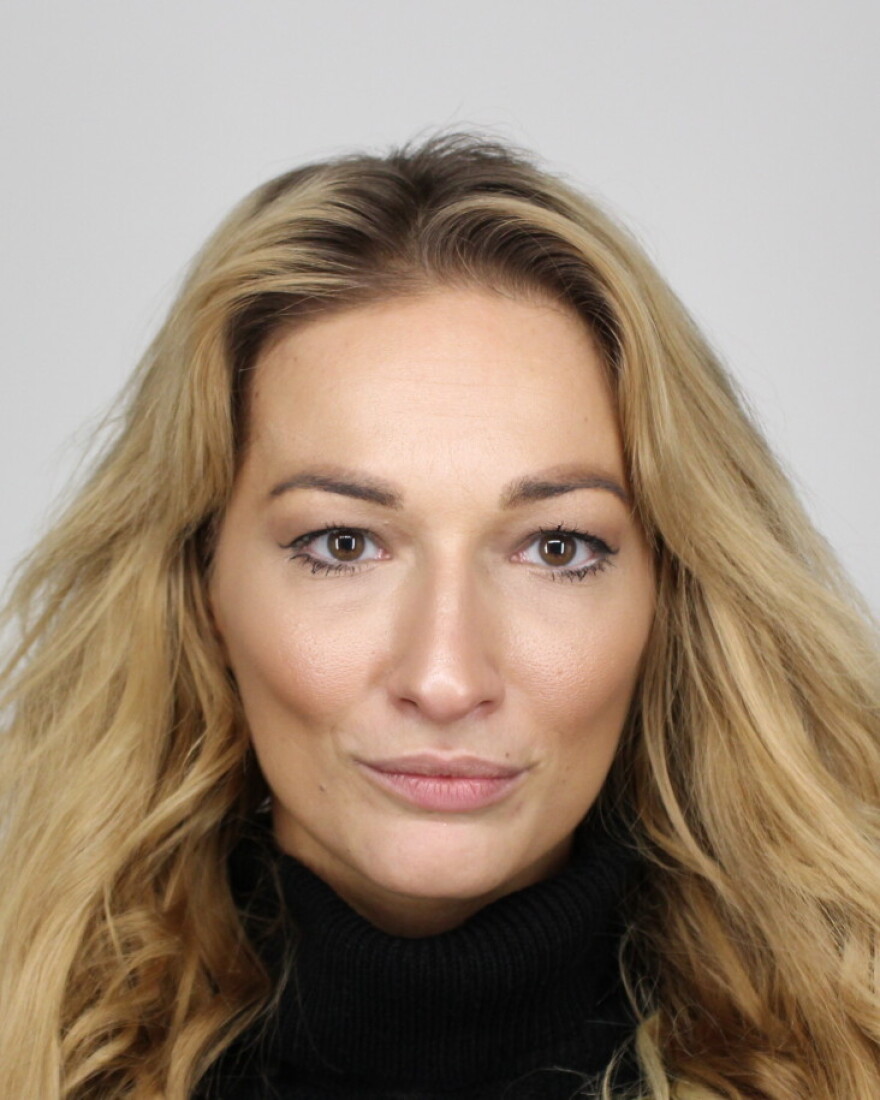 Πάτρα: Συνελήφθη η Σλοβάκα απατεώνισσα με το σκυλάκι - «Φέσωνε» τα ξενοδοχεία όπου διέμενε