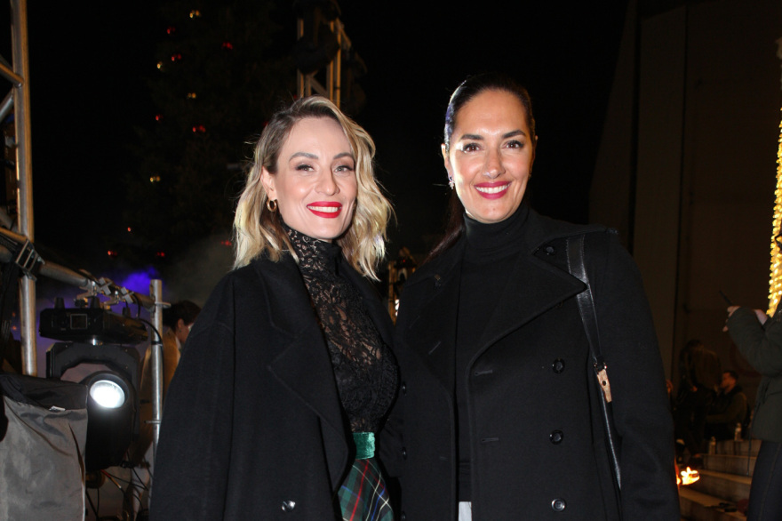 Ο Πειραιάς «φόρεσε» τα γιορτινά του - Φωταγωγήθηκε το χριστουγεννιάτικο δέντρο, δείτε φωτογραφίες