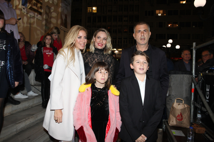 Ο Πειραιάς «φόρεσε» τα γιορτινά του - Φωταγωγήθηκε το χριστουγεννιάτικο δέντρο, δείτε φωτογραφίες